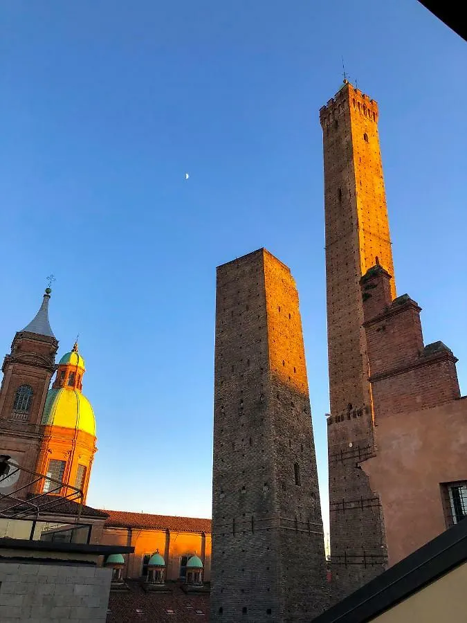 Asinelli Panoramic Rooftop, In Front Of The Two Towers Bolonya